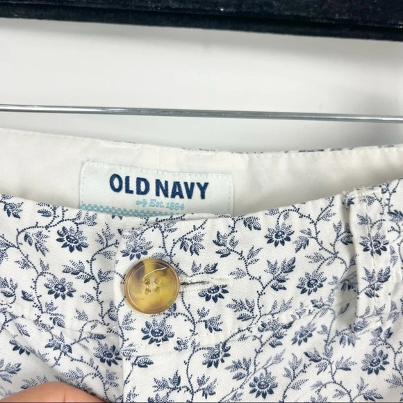 Old Navy Floral Print Mid Rise Casual Shorts Size 2 - Picture 4 of 8